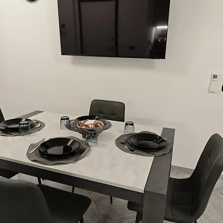 Modern Flat Near 2 Minutes From Airport ! *
