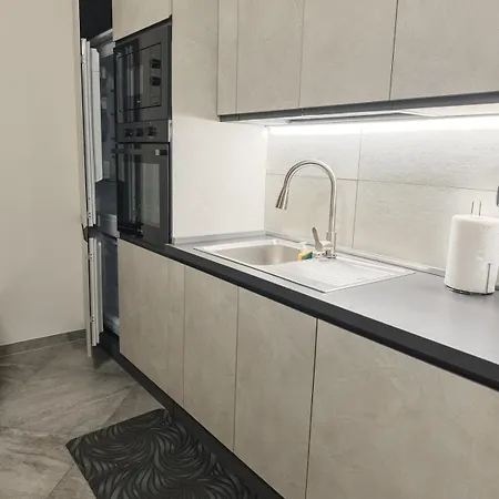 Flat Near 2 Minutes From Airport ! *