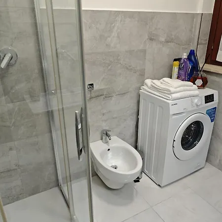 Flat Near 2 Minutes From Airport ! * Assisi