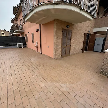 Flat Near 2 Minutes From Airport ! Assisi