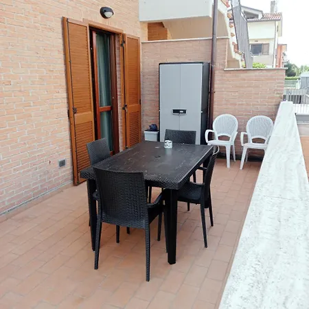 Apartment Modern Flat Near 2 Minutes From Airport ! *