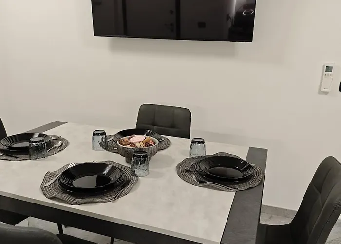 Flat Near 2 Minutes From Airport ! *