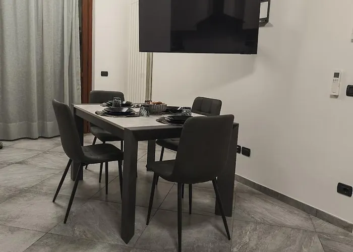 Flat Near 2 Minutes From Airport ! Assisi