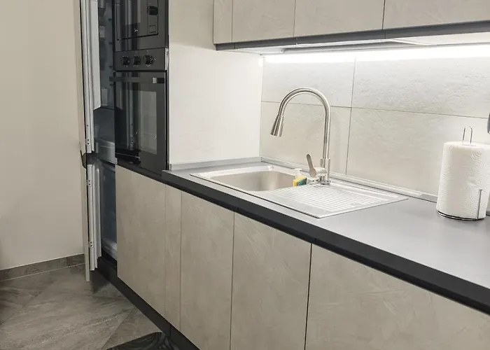 Flat Near 2 Minutes From Airport ! *