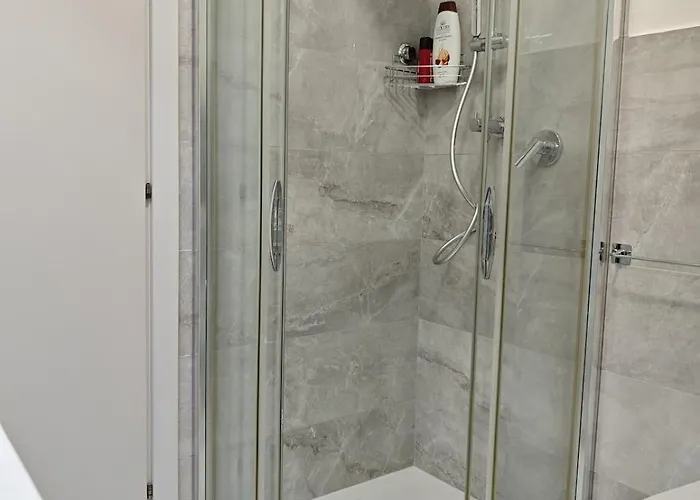 Flat Near 2 Minutes From Airport ! Apartment *