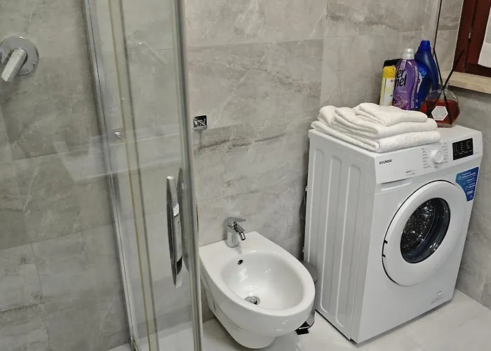 Flat Near 2 Minutes From Airport ! * Assisi